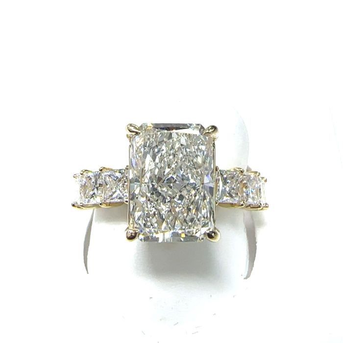 14KY LAB GROWN DIAMOND ENGAGEMENT RING 1RA-4.09CT 6PR-1.27CT 14KY-2.43GR